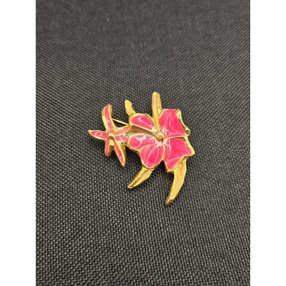 Vintage Giovanni Gold Tone Pink Enamel Flower Brooch Pin Faux Pearl Accent